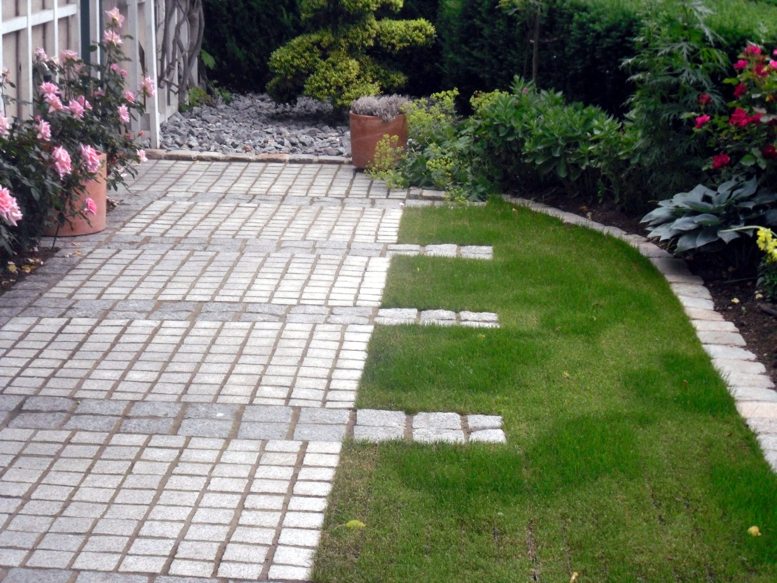 Iljas Gartenbau und Landschaftsbau Neuhausen Granitsteinpflasterterrasse mit Rollrasenverlegung