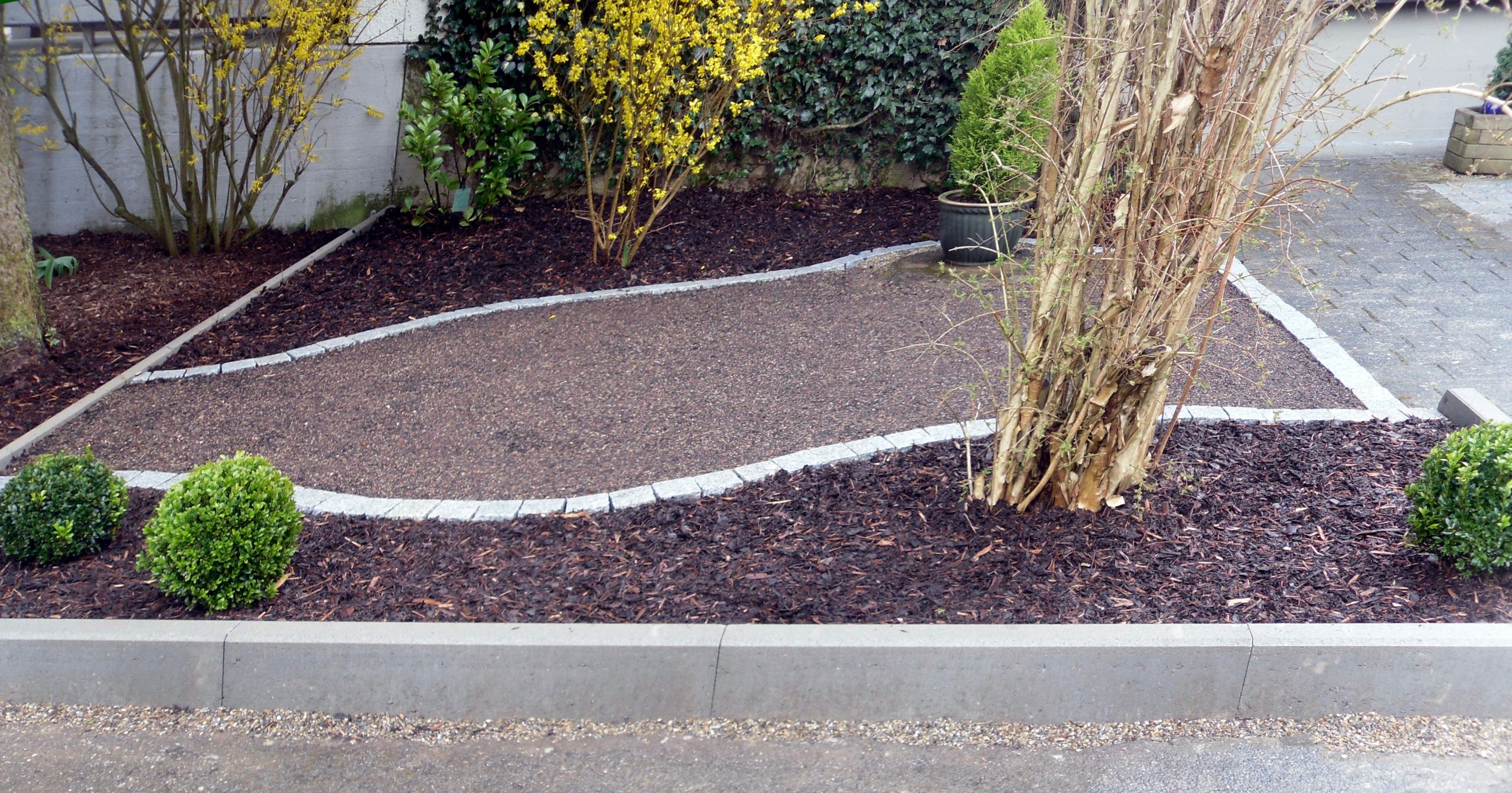 Beetneuanordnung mit Randsteinpalisaden