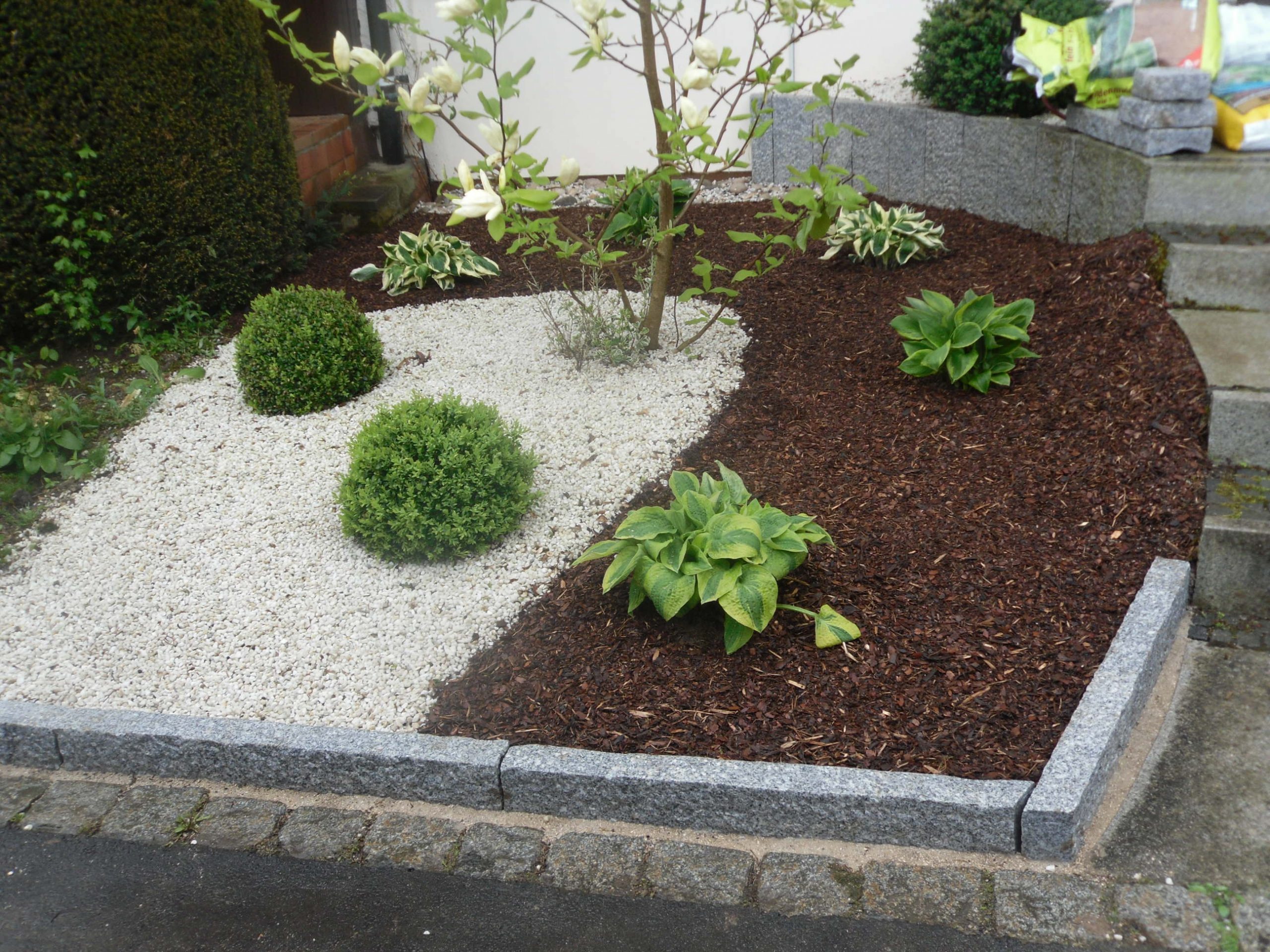 Iljas Gartenbau und Landschaftsbau Neuhausen Rindenmulchbeet mit Bepflanzung