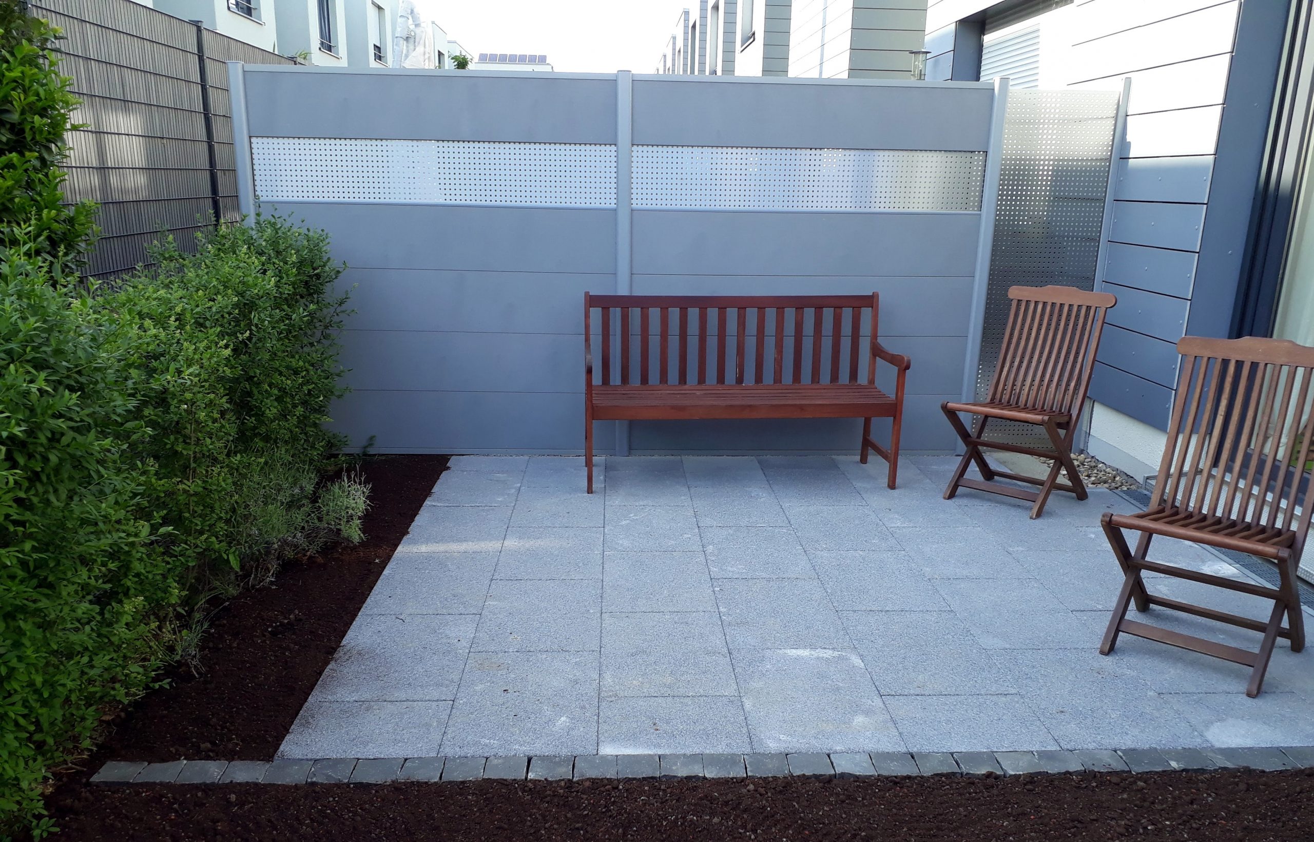 Iljas Gartenbau und Landschaftsbau Neuhausen Reihenhausterasse mit Pflastersteineinfassung