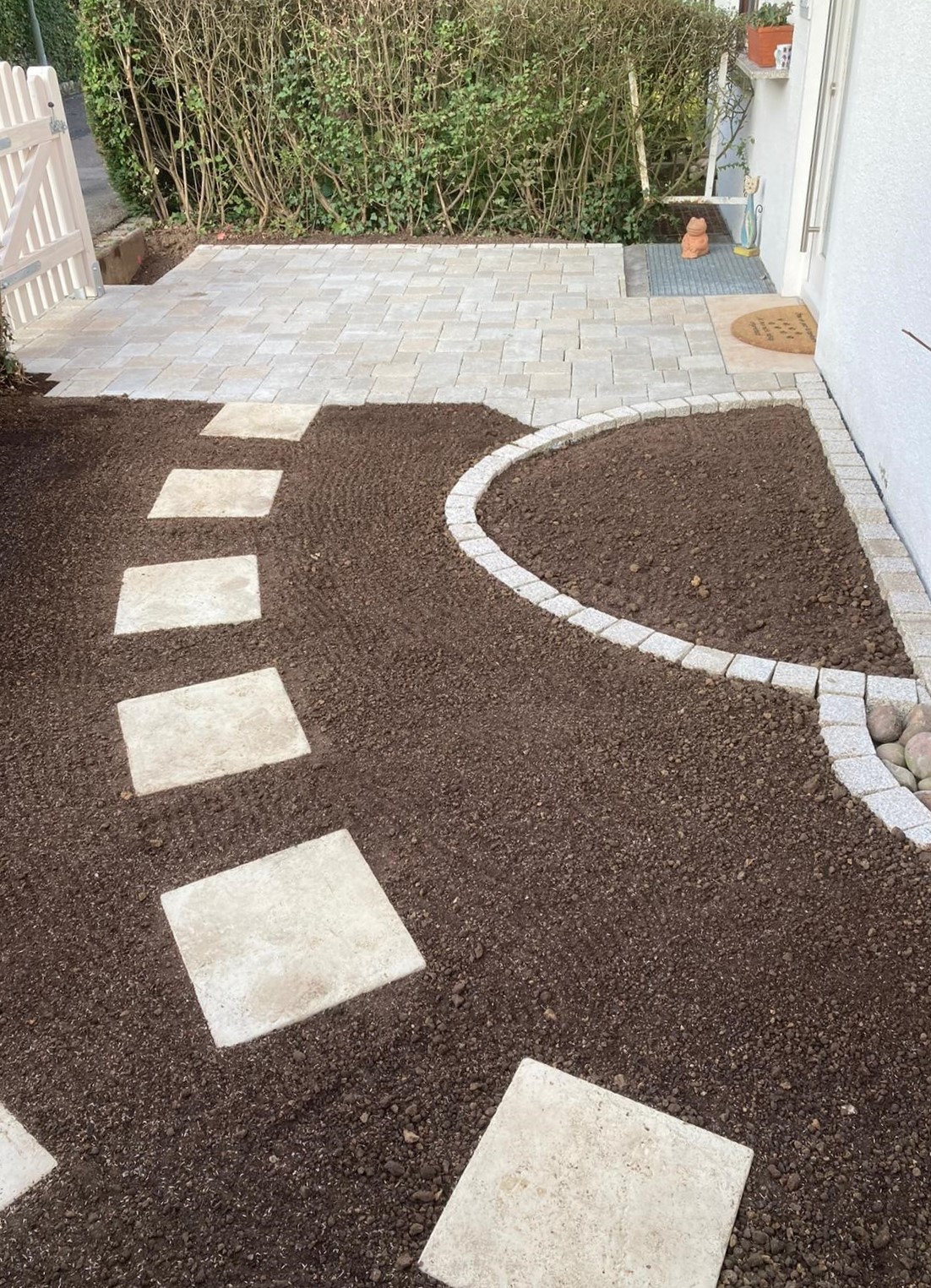 ...der NEUE Vorgarten NACH der Umgestaltung!