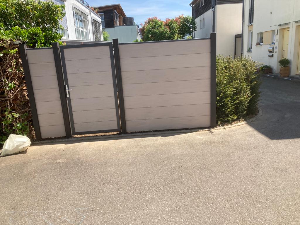 Sichtschutz mit Eingangstür