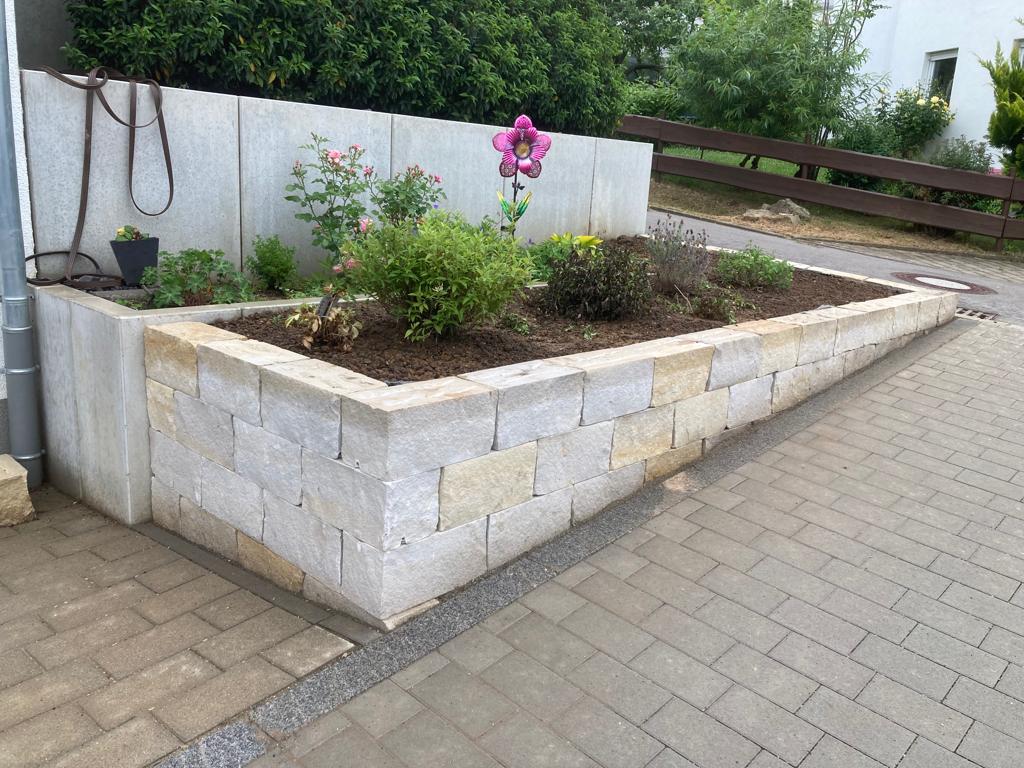 Vorgarten aus Naturstein und bepflanzt