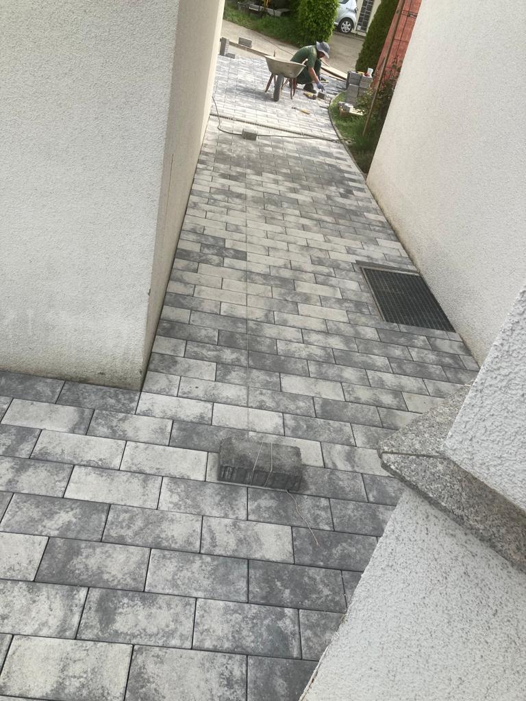 Weg aus Pflastersteinen